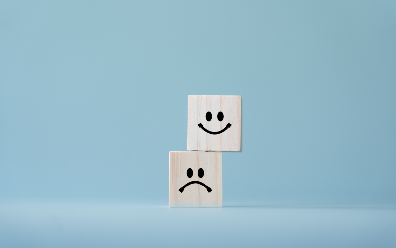 Billede af to træklodser med glade og sure ansigter på