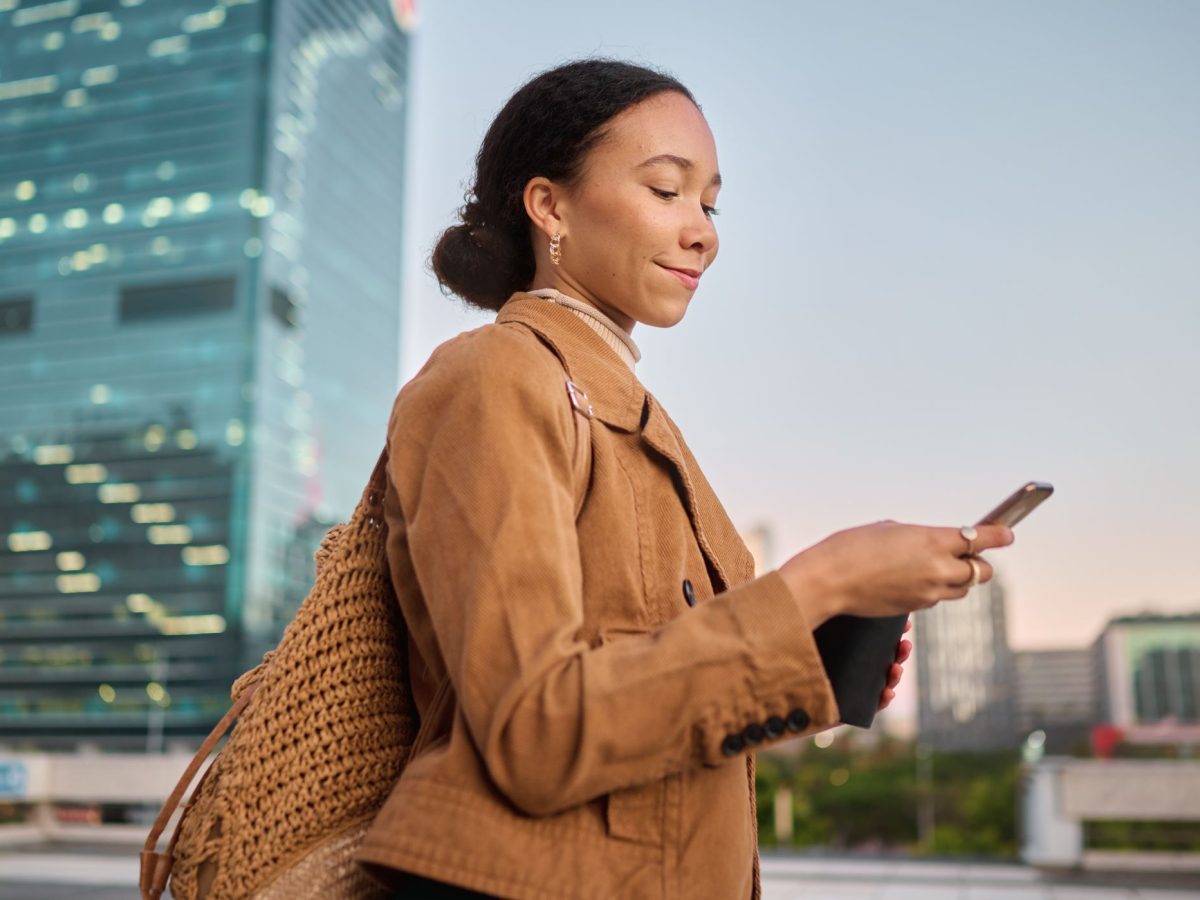 Ung kvinde med smartphone